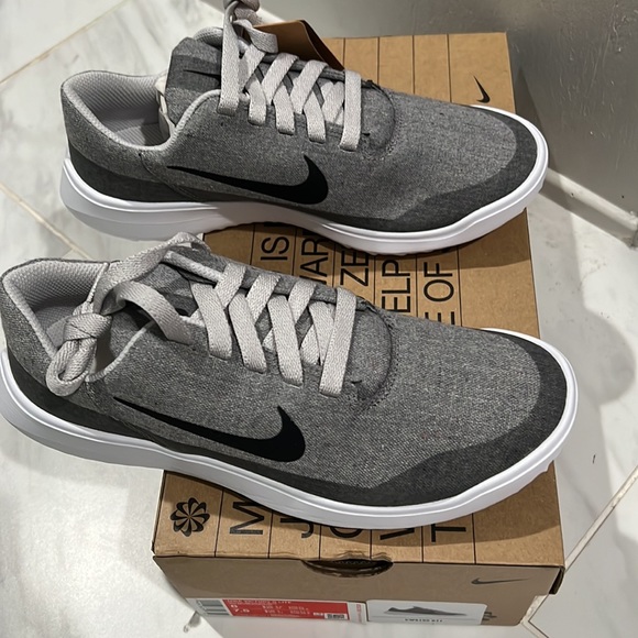 Men/ Women’s Nike golf sneakers - Picture 4 of 5
